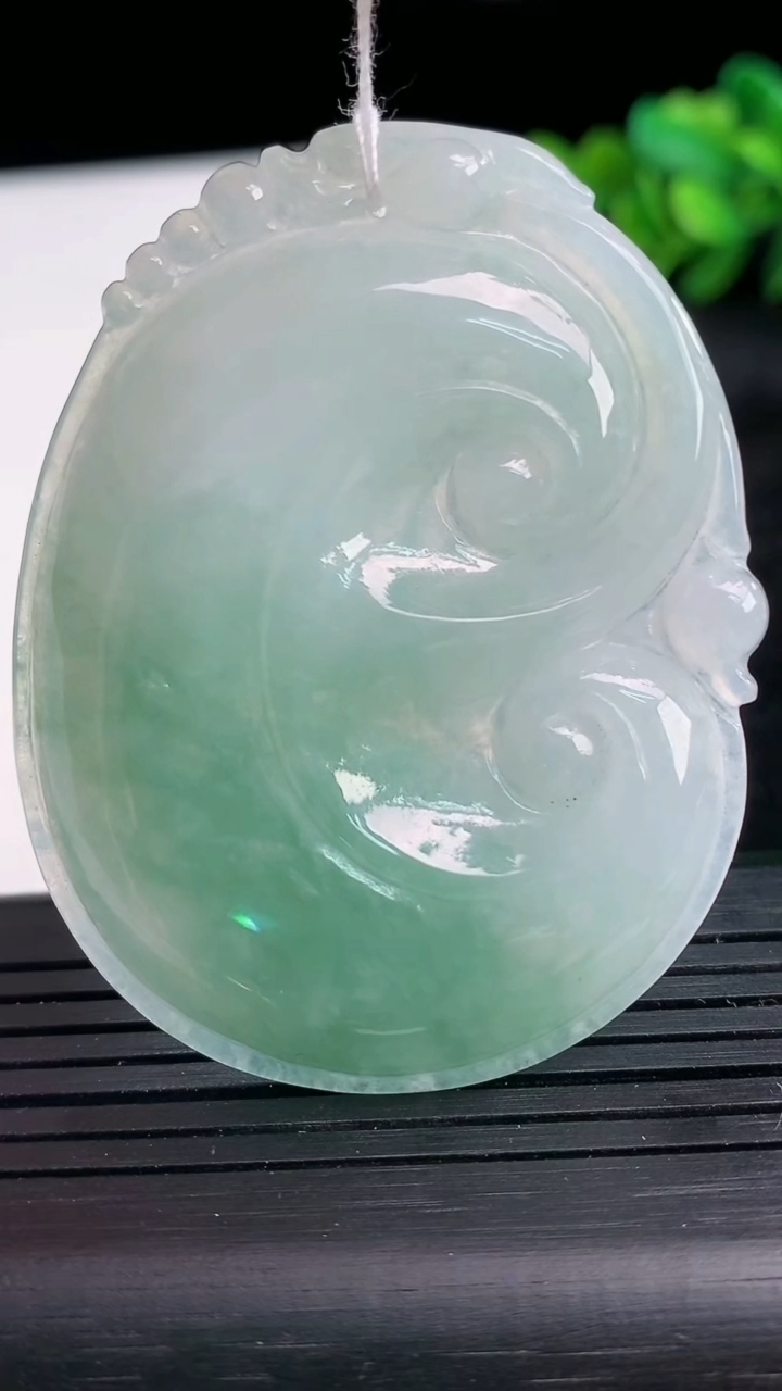 天然A货翡翠如意吊坠尺寸54.1-47.6-5.7重量:23.89g
3月26日