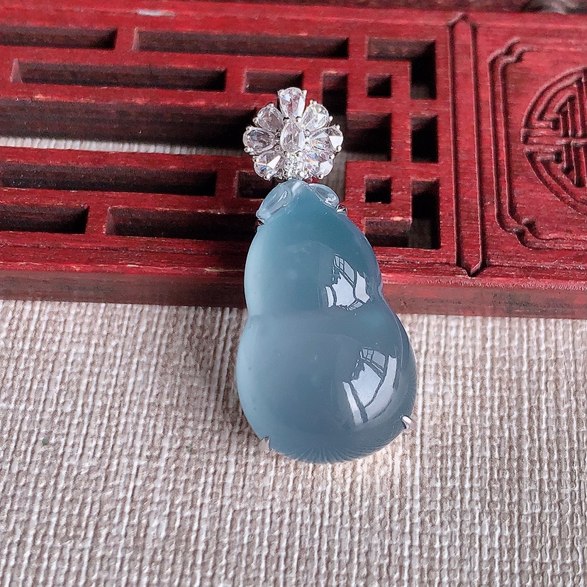 天然A货翡翠18K金伴钻镶嵌紫罗兰葫芦吊坠 
尺寸32.5-23-15.2-9.6mm 重量7.78g 0324