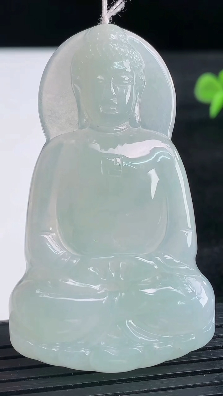 天然A货翡翠大日如来吊坠尺寸60.7-36.2-5.2重量:20.61g
3月26日