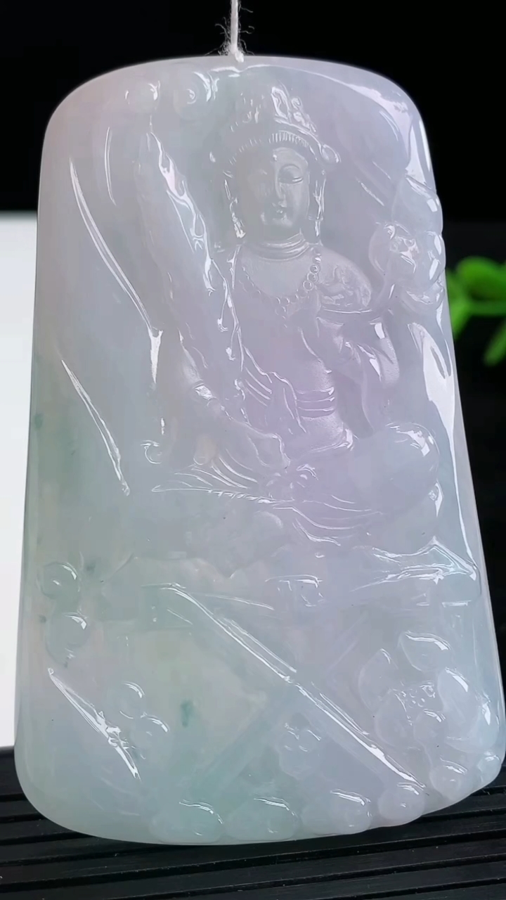 天然A货翡翠紫罗兰飘花虚空藏菩萨吊坠尺寸74.4-46.4-5.3重量:44.16g
3月26日