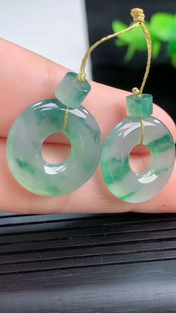 天然A货翡翠冰种飘花平安扣吊坠一对尺寸18.4-3.1重量:4.49g
3月26日