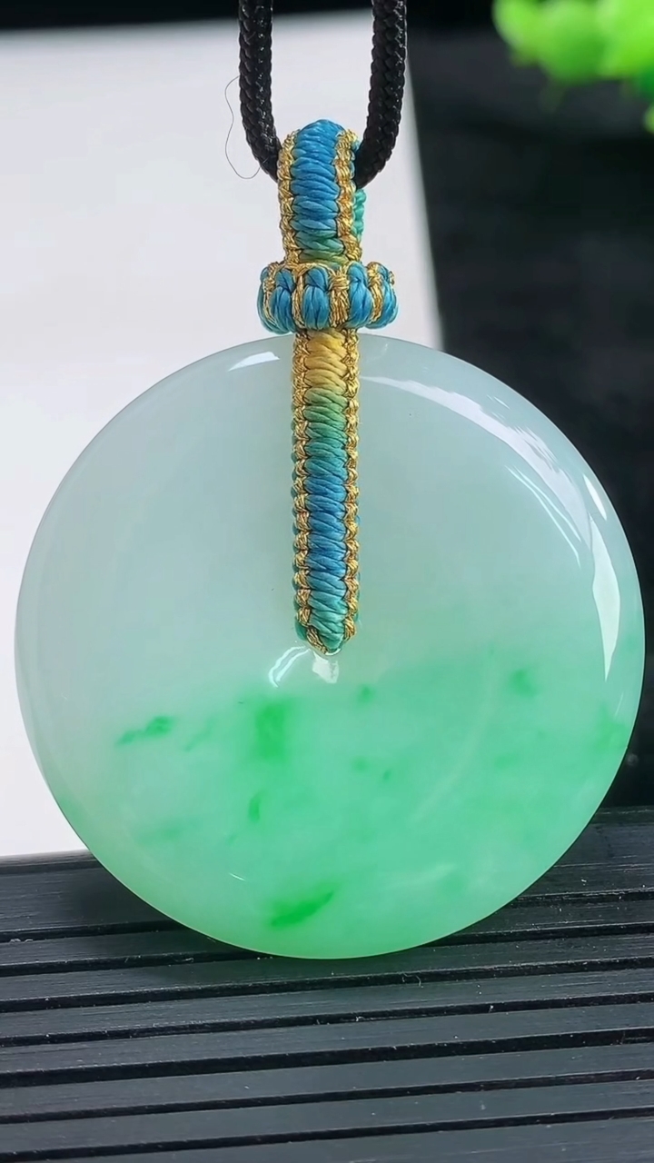 天然A货翡翠平安扣吊坠尺寸38.1-6.4重量:20.00g
3月26日