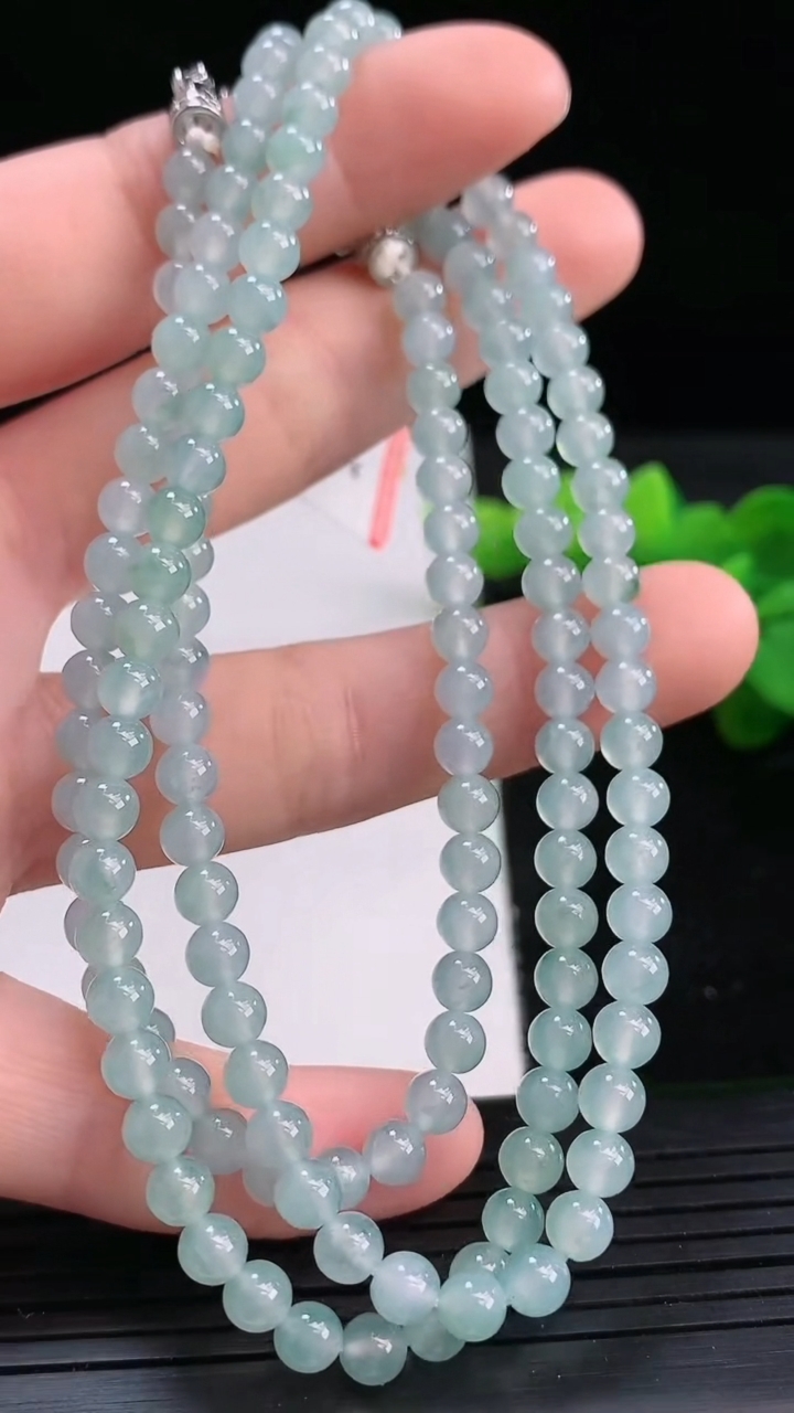 天然A货翡翠飘花圆珠项链尺寸4.3-143颗重量:24.21g3月26日
工厂直销收藏佳品,种好水足，色泽均匀，有种有色，上手高大气！