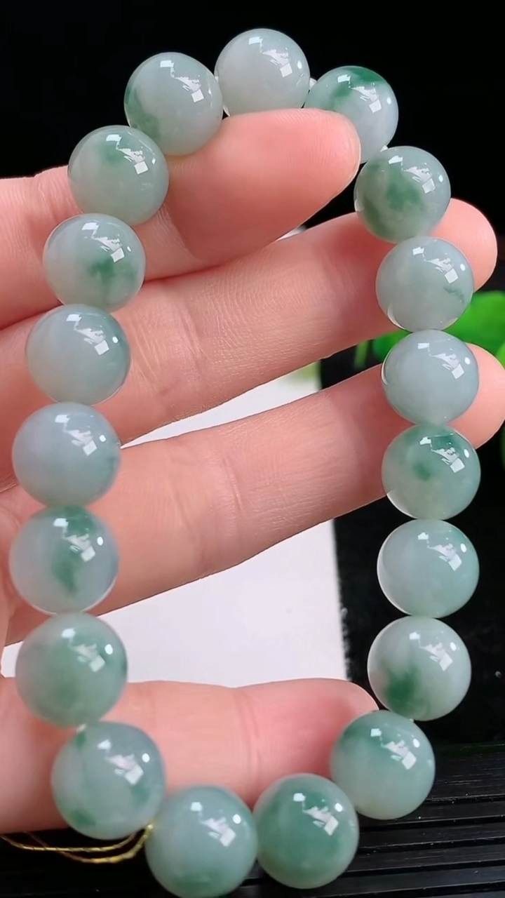 天然A货翡翠飘花圆珠手串尺寸9.8-19颗重量:36.22g3月26日
工厂直销收藏佳品,种好水足，色泽均匀，有种有色，上手高大气！