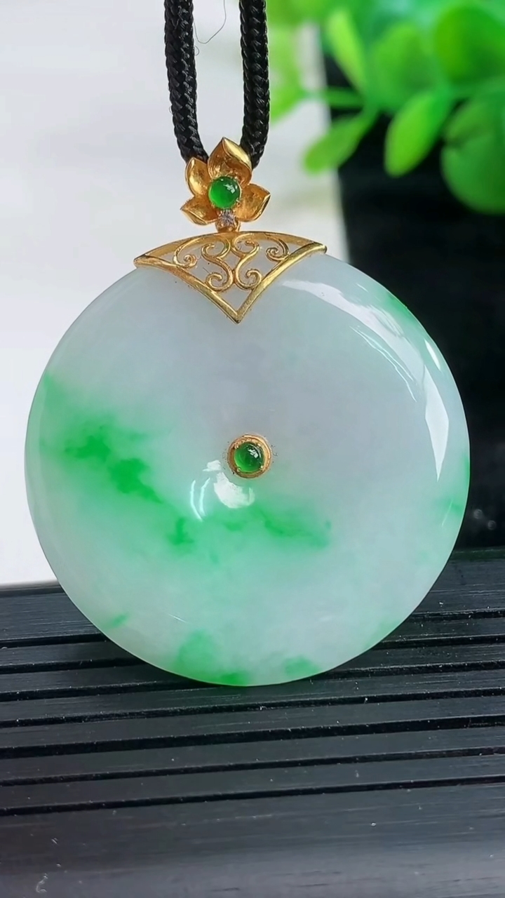 天然A货翡翠平安扣吊坠尺寸33.6-5.8重量:14.33g
3月26日