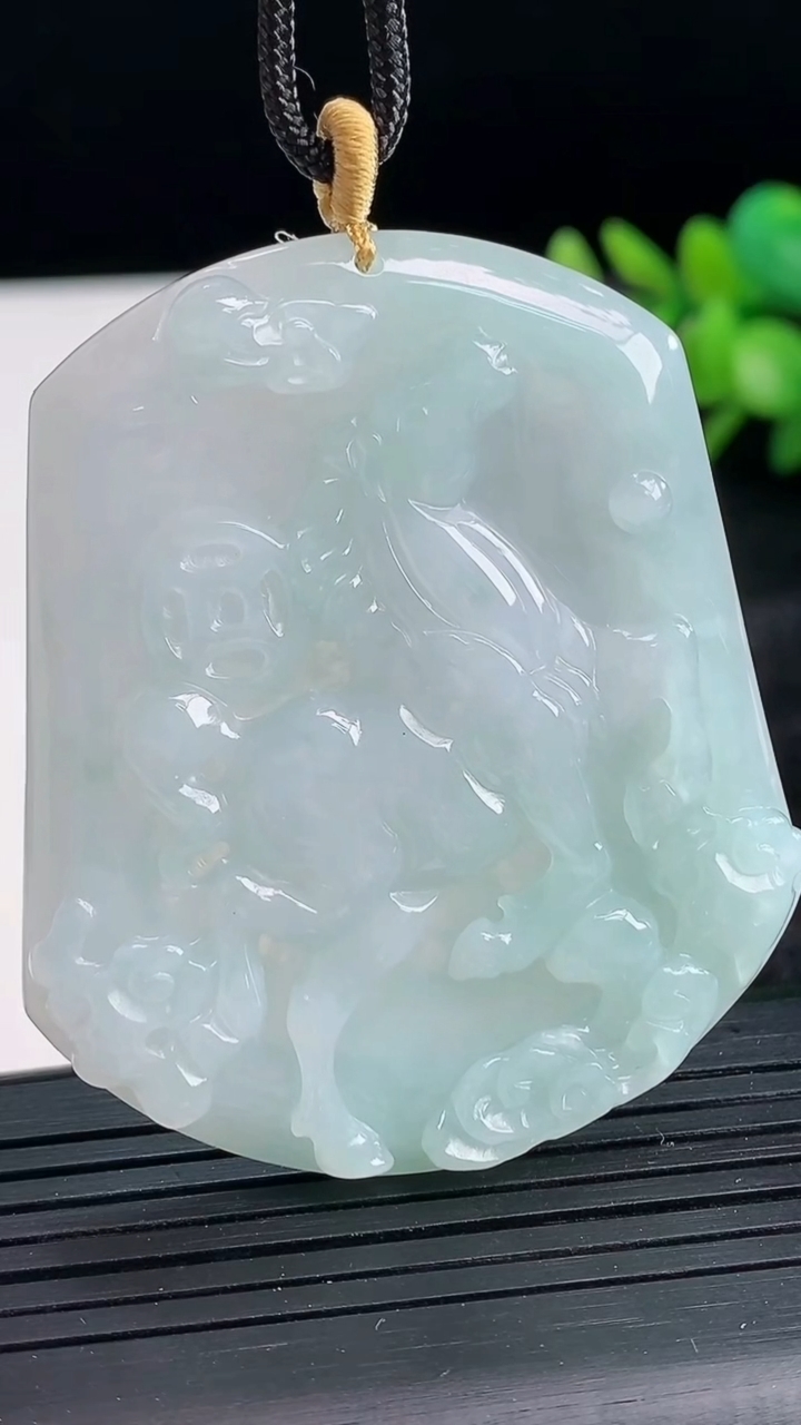 天然A货翡翠生肖马吊坠尺寸53.3-45.7-5.3重量:26.30g
3月26日