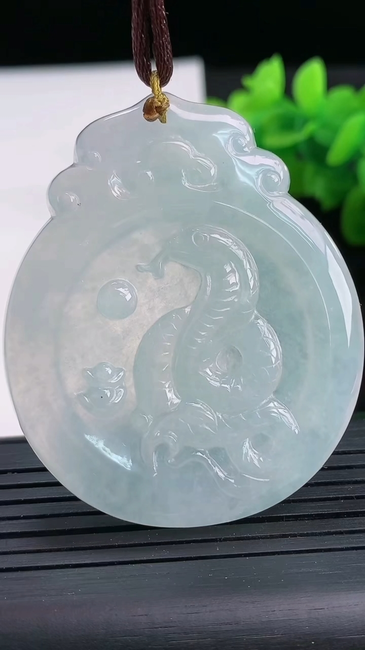 天然A货翡翠生肖蛇吊坠尺寸53.7-45-4.7重量:23.43g
3月26日