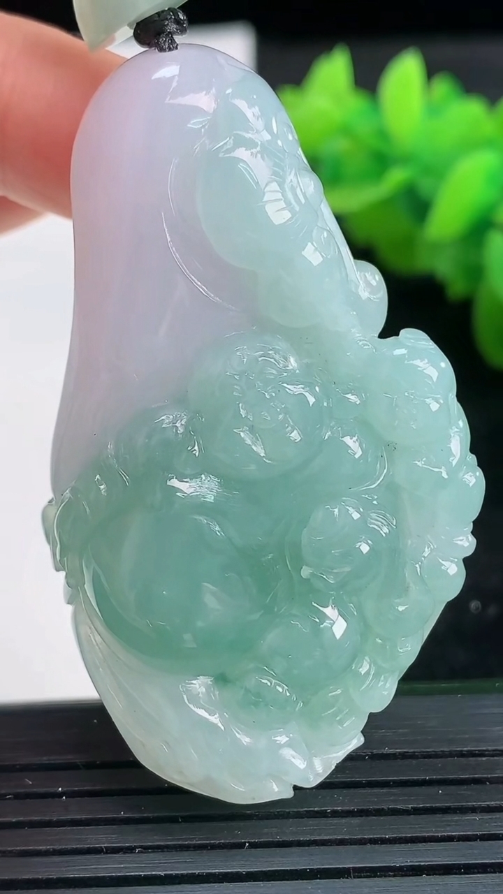 天然A货翡翠逍遥佛吊坠尺寸54.9-31.3-11.3重量:33.14g
3月26日