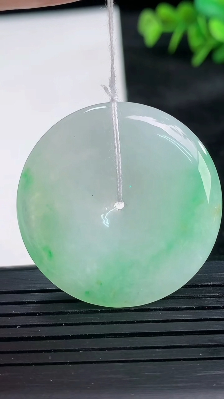 天然A货翡翠平安扣吊坠尺寸36-5.3重量:15.30g
3月26日