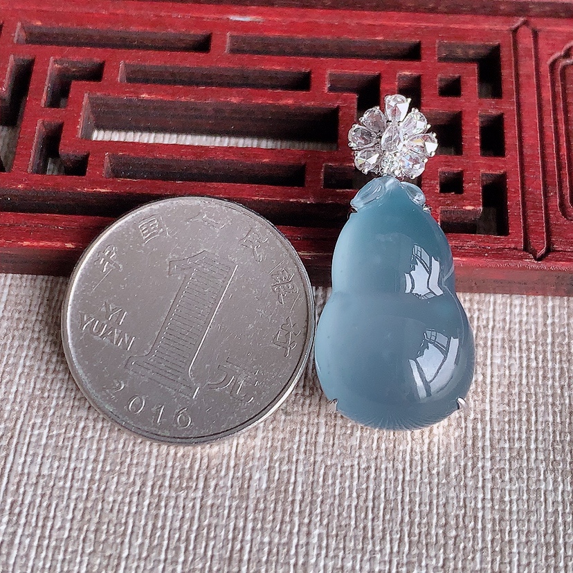天然A货翡翠18K金伴钻镶嵌紫罗兰葫芦吊坠 
尺寸32.5-23-15.2-9.6mm 重量7.78g 0324