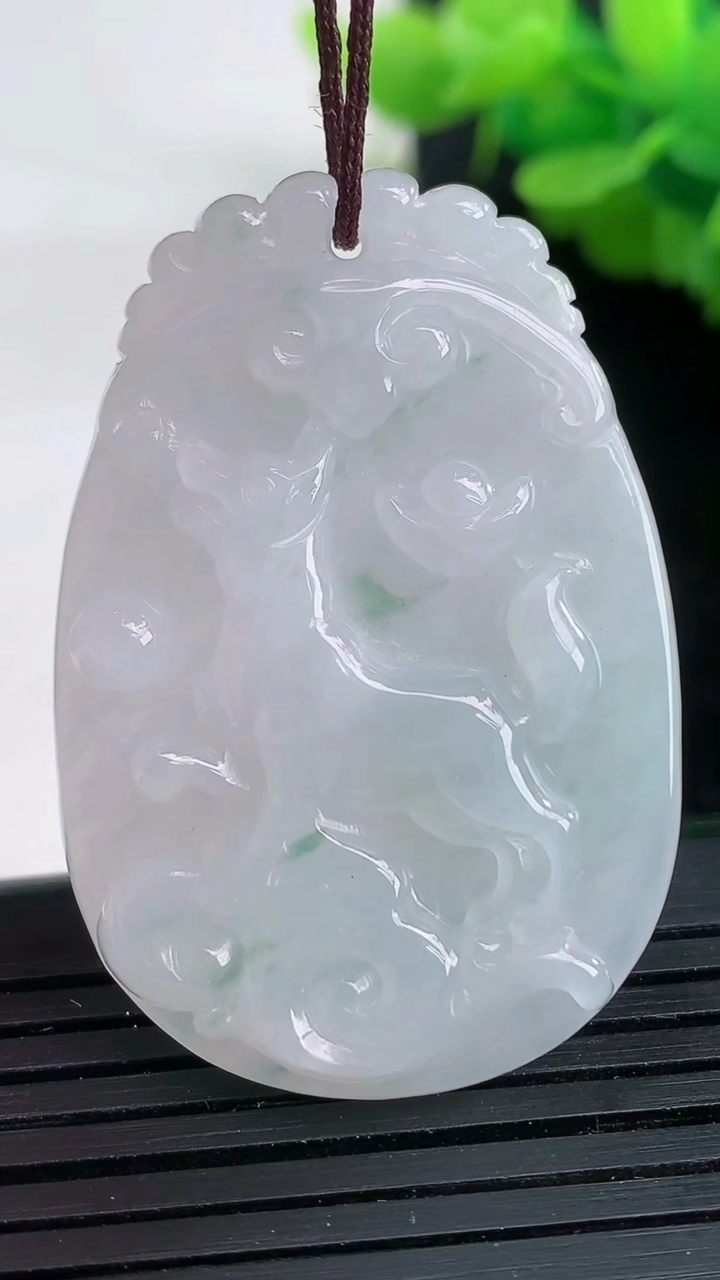 天然A货翡翠飘花生肖狗吊坠尺寸52.5-28.5-5.4重量:12.22g
3月26日