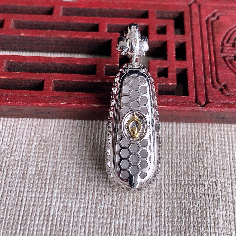 天然A货翡翠18K金伴钻镶嵌阳绿四季豆福豆平安豆吊坠 
尺寸36-11.4-9裸石23-8.3mm 