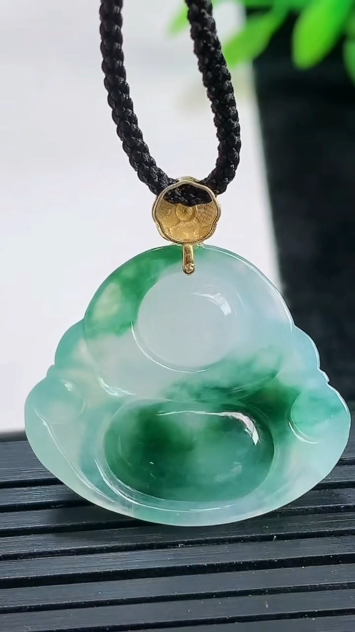 天然A货翡翠种飘花佛公吊坠尺寸23.4-26.5-6.3重量:5.76g
3月26日