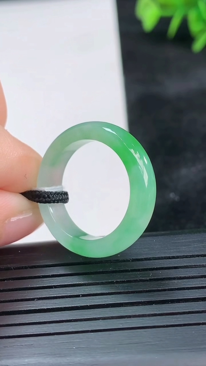 天然A货翡翠指环戒指尺寸17.9-5.4-3.3重量:3.82g2026年3月26日
工厂直销收藏佳品,种好水足，色泽均匀，有种有色，上手高大气！