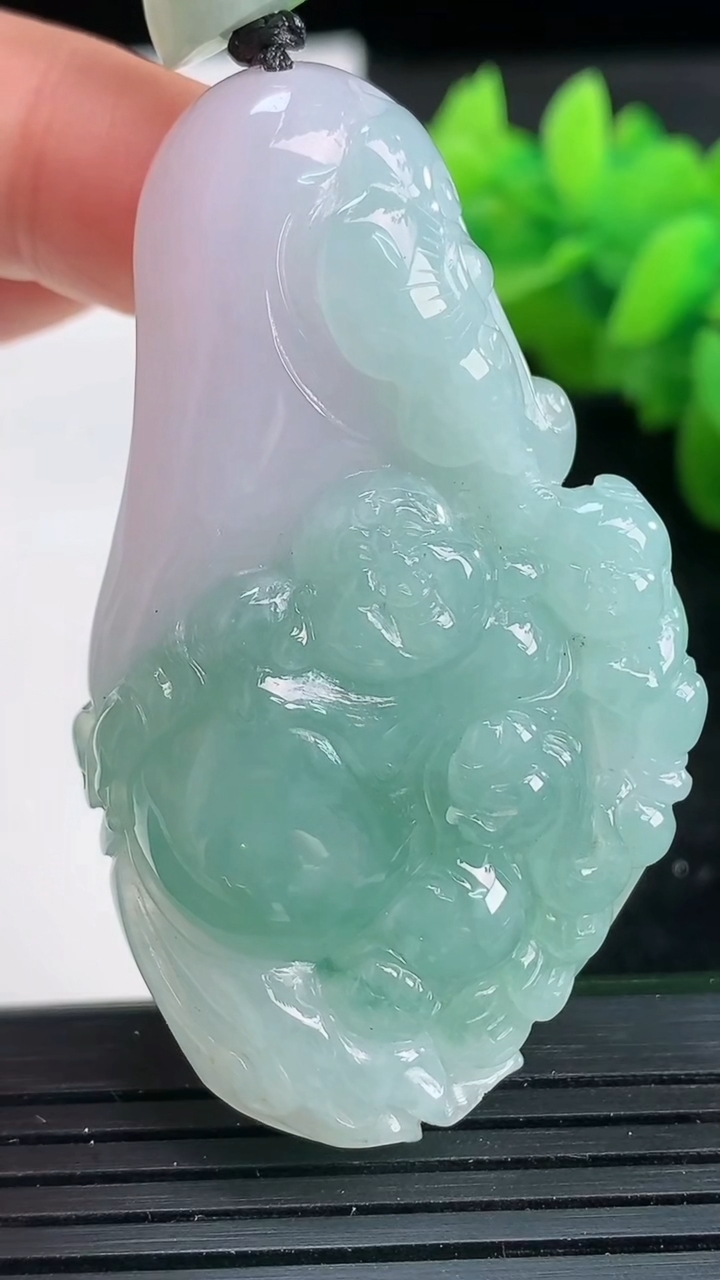 天然A货翡翠逍遥佛吊坠尺寸54.9-31.3-11.3重量:33.14g
3月26日