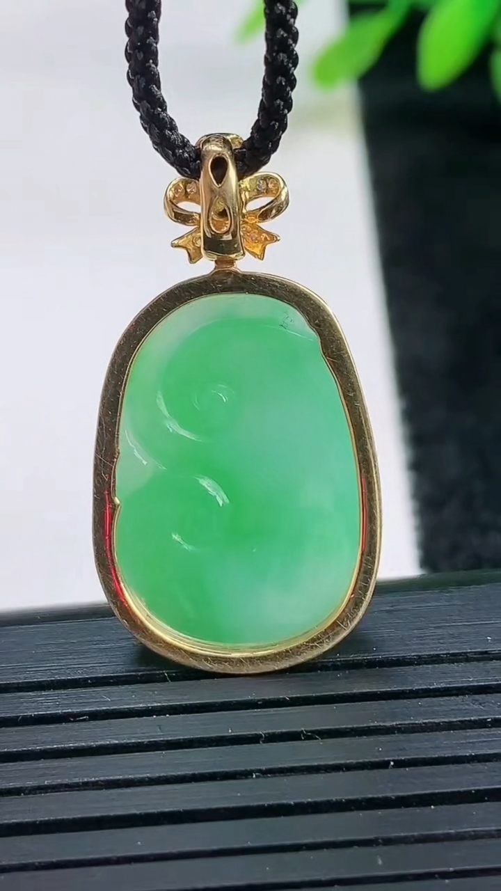 天然A货翡翠如意吊坠尺寸32.1-17.1-4.6裸石22.4-15.1重量:4.39g
3月26日