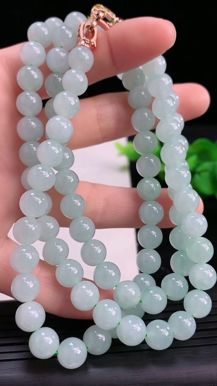 天然A货翡翠圆珠项链尺寸7.5-88颗重量:72.45g3月26日
工厂直销收藏佳品,种好水足，色泽均匀，有种有色，上手高大气！