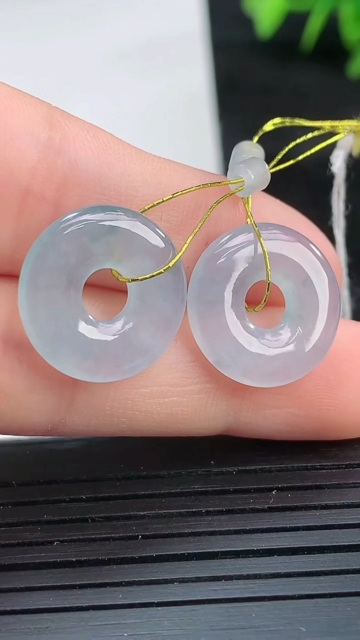 天然A货翡翠紫罗兰飘花平安环吊坠一对尺寸15.3-2.6重量:3.22g
3月26日