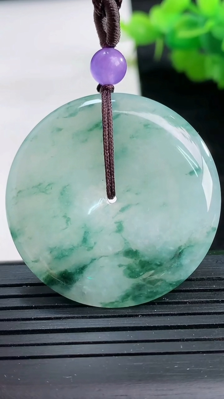 天然A货翡翠飘花平安扣吊坠尺寸36.8-5.7重量:17.04g
3月26日