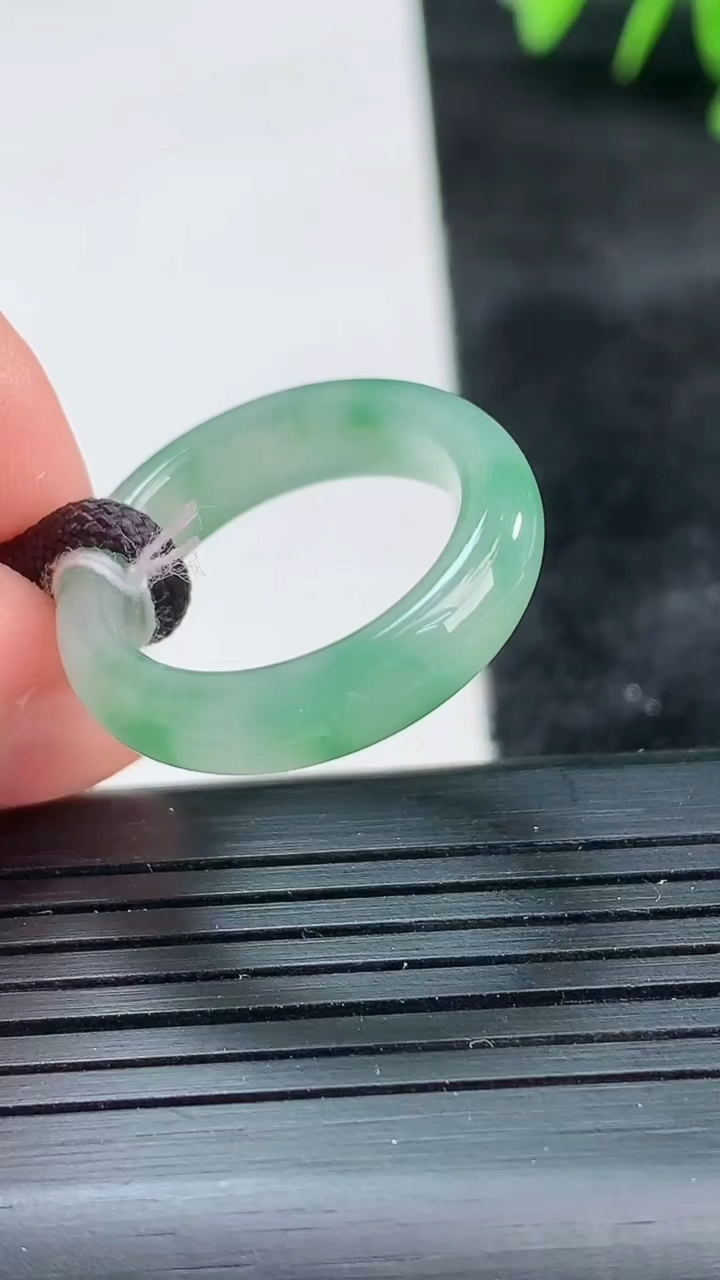 天然A货翡翠指环戒指尺寸17.7-5.3-3.5重量:3.91g2026年3月26日
工厂直销收藏佳品,种好水足，色泽均匀，有种有色，上手高大气！