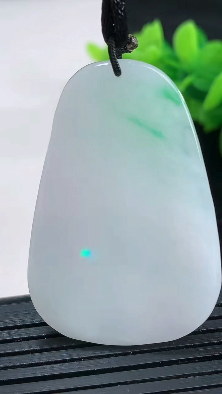 天然A货翡翠生肖虎吊坠尺寸44.7-30.5-4.9重量:14.99g
3月26日