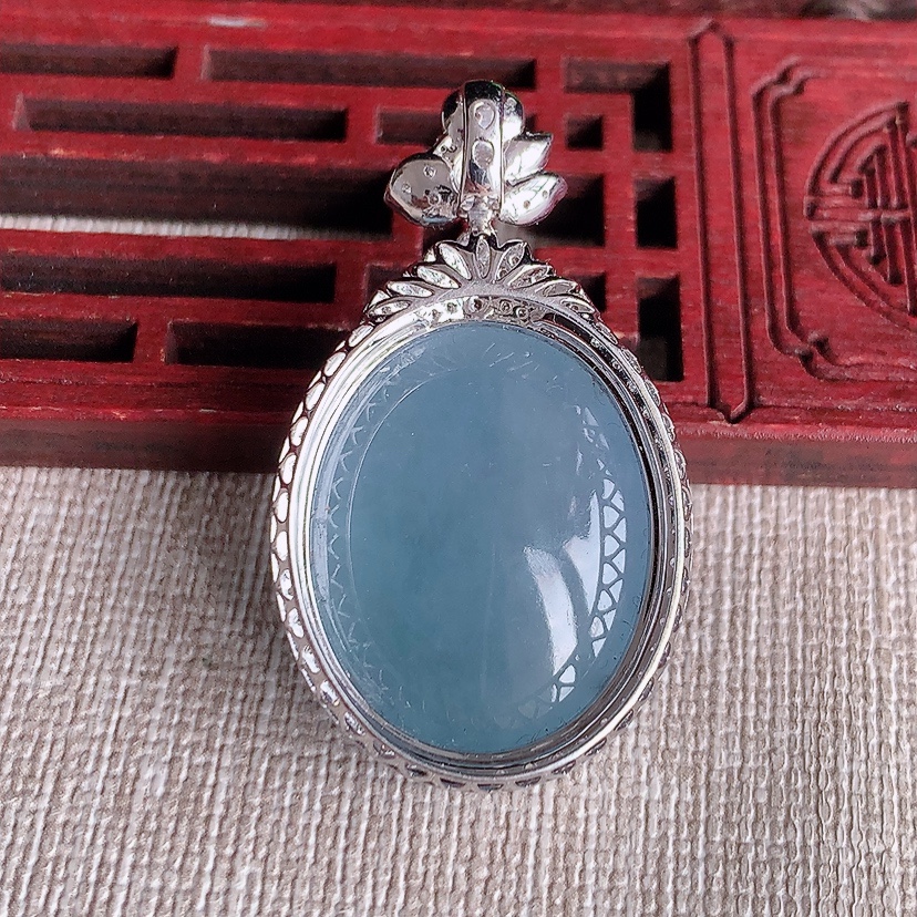 天然A货翡翠18K金伴钻镶嵌紫罗兰蛋面吊坠 
尺寸38.8-22.3-12.5裸石23-18.6mm