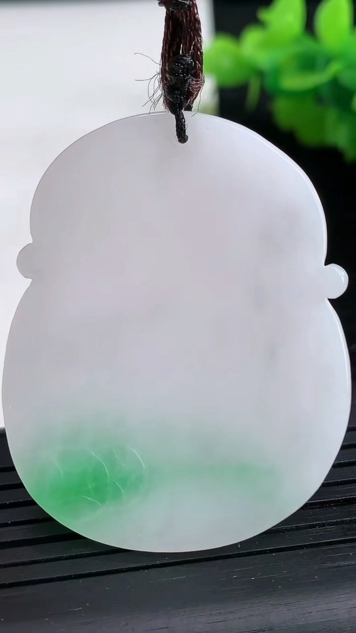 天然A货翡翠不动明王吊坠尺寸46.6-36.8-5.1重量:19.42g
3月26日