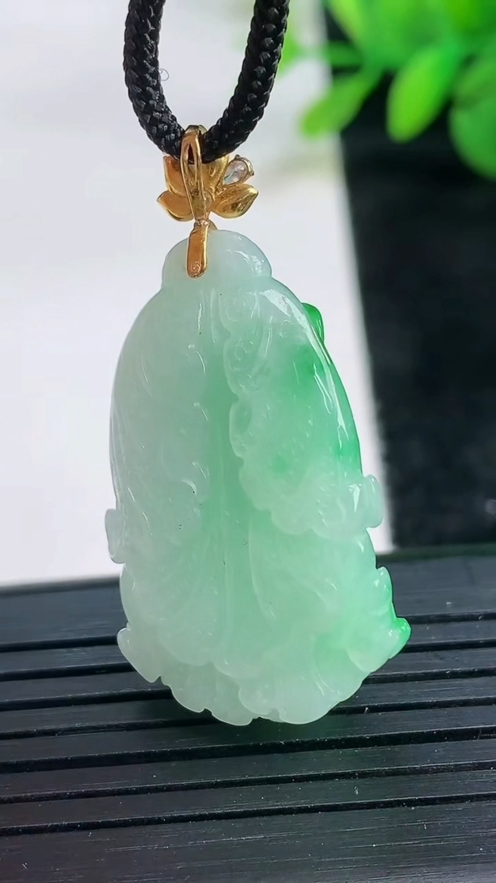 天然A货翡翠白菜吊坠尺寸32.6-19.9-10.1重量:10.54g
3月26日