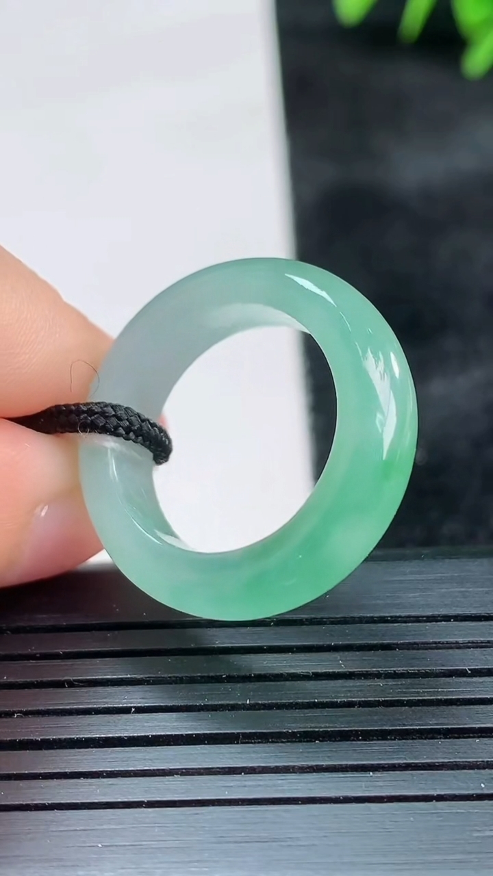 天然A货翡翠指环戒指尺寸17.4-6.2-3.9重量:4.84g2026年3月26日
工厂直销收藏佳