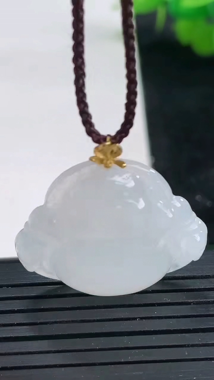 天然A货翡翠种白冰佛公吊坠尺寸24.8-28.9-5.8重量:6.28g
3月26日