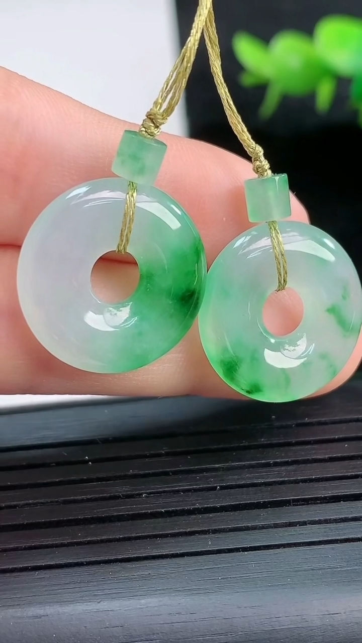 天然A货翡翠平安扣吊坠一对尺寸18.1-3.8重量:5.12g
3月26日