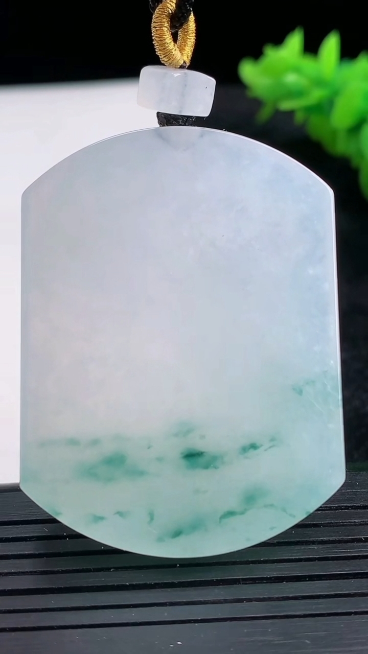 天然A货翡翠种飘花无事牌吊坠尺寸51.3-37.9-6重量:37.09g
3月26日