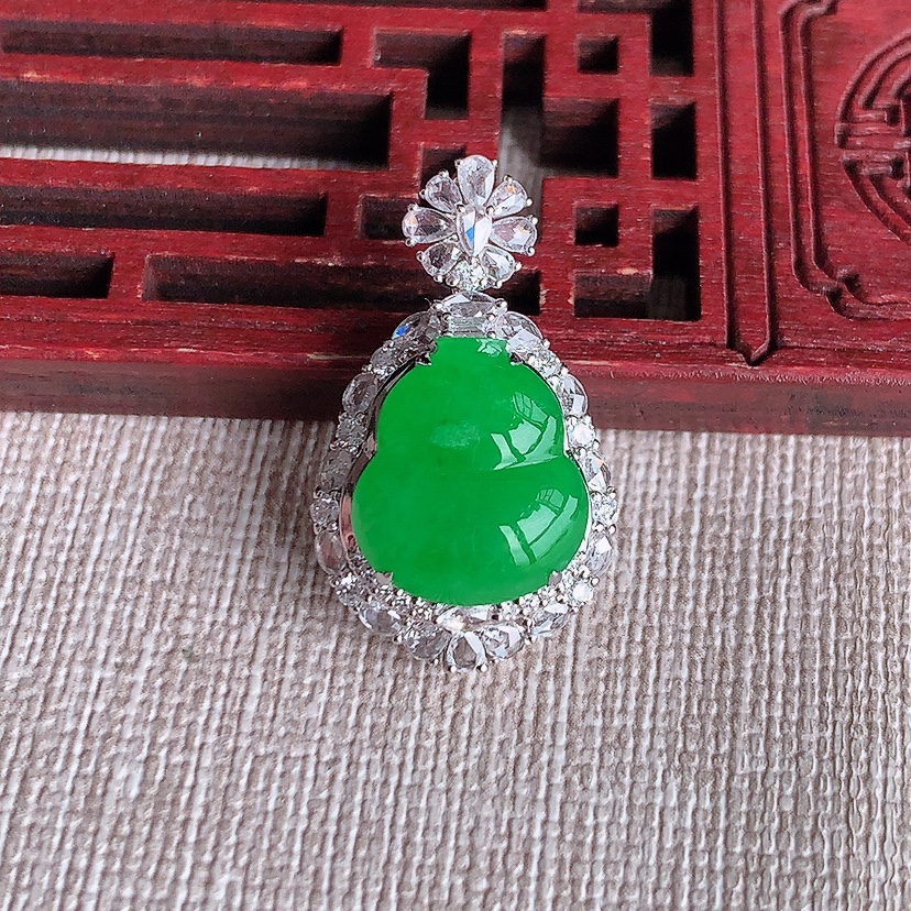 天然A货翡翠18K金伴钻镶嵌阳绿葫芦吊坠 
尺寸26.5-15.8-10裸石13-11.5mm 重量4.08g 0324