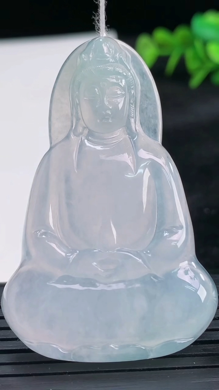 天然A货翡翠素衣观音菩萨吊坠尺寸55.1-35.9-5.9重量:19.80g
3月26日