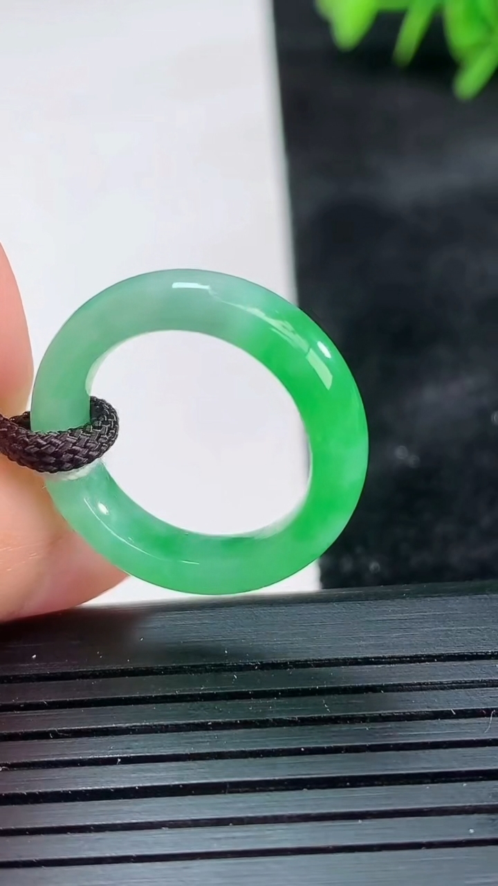 天然A货翡翠指环 戒指尺寸16.6-5.4-3.4重量:3.54g2026年3月26日
工厂直销收藏佳品,种好水足，色泽均匀，有种有色，上手高大气！