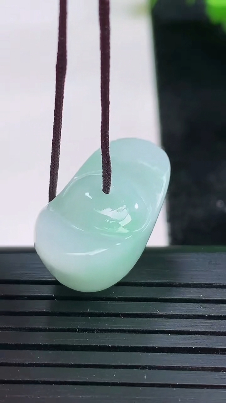 天然A货翡翠元宝吊坠尺寸14.3-25.5-12.7重量:8.19g
3月26日