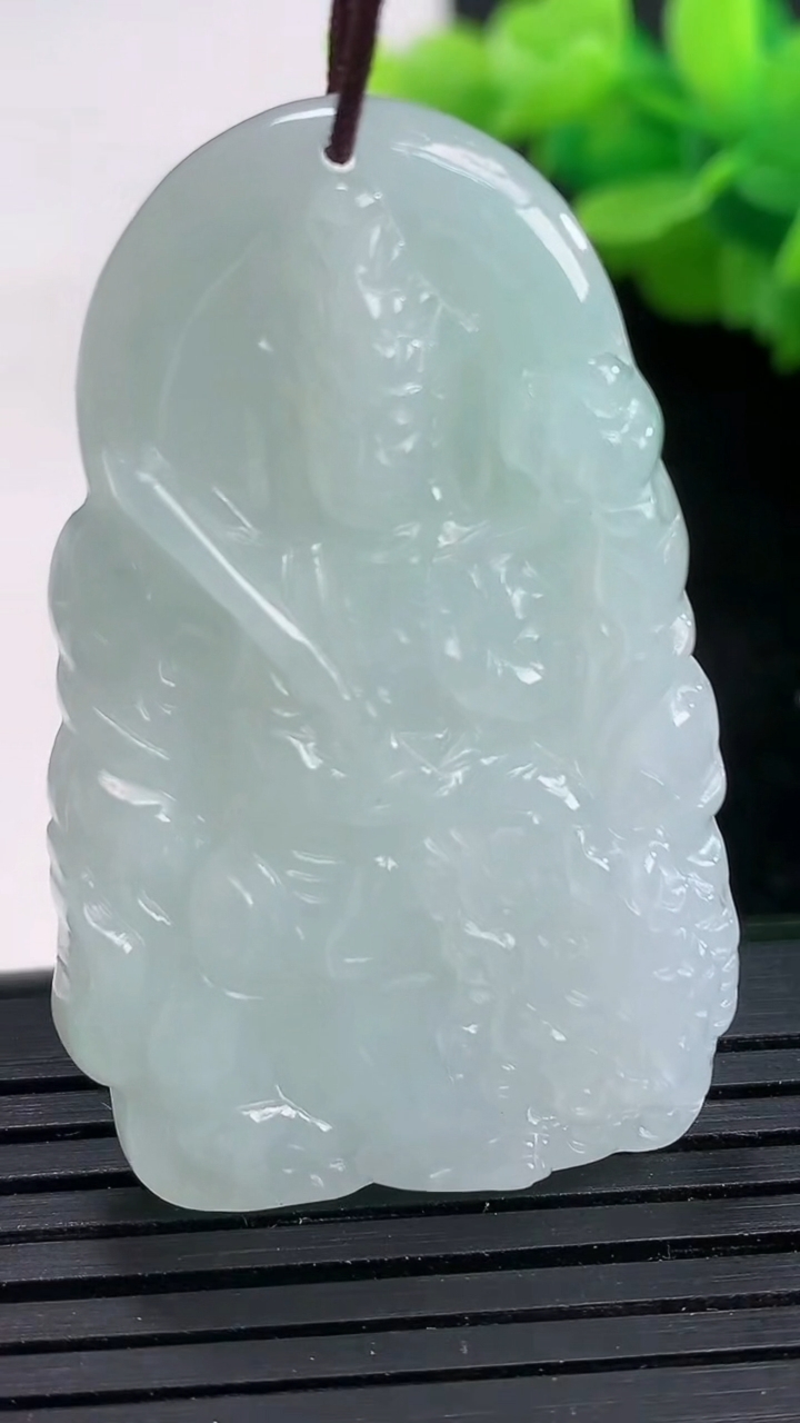 天然A货翡翠文殊菩萨吊坠尺寸47.3-28.4-5.5重量:13.22g
3月26日