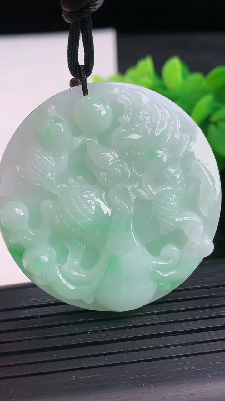 天然A货翡翠麒麟吊坠尺寸45.7-8.2重量:31.61g
3月26日