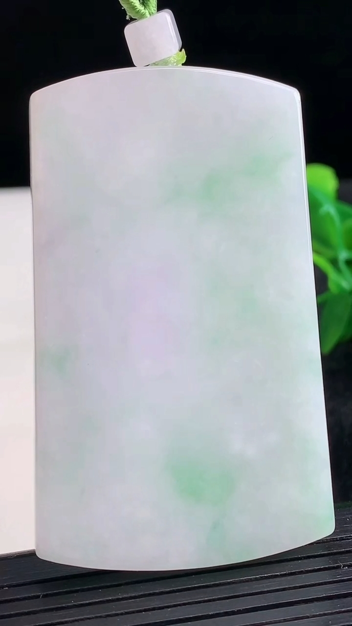 天然A货翡翠无事牌吊坠尺寸65.2-39.2-5.7重量:48.13g
3月26日