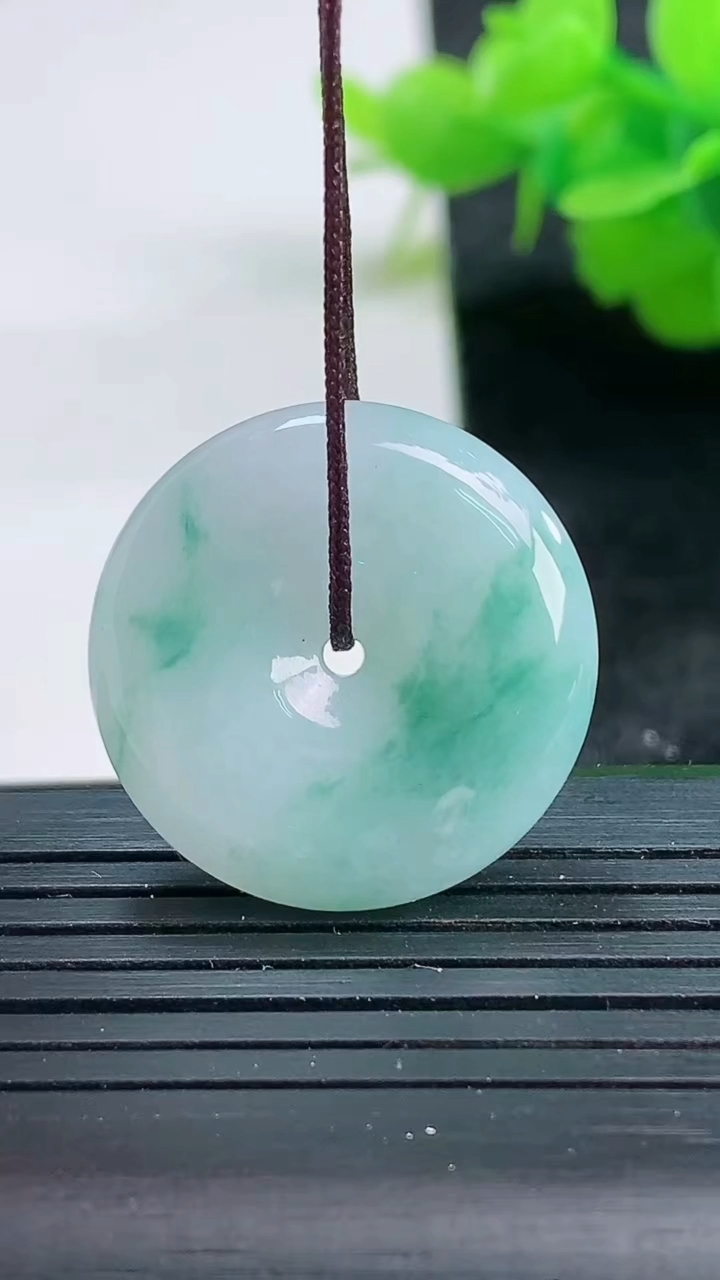 天然A货翡翠飘花平安扣吊坠尺寸23.2-5.7重量:6.71g
3月26日