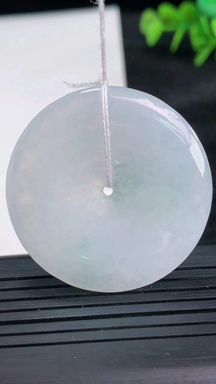 天然A货翡翠飘花平安扣吊坠尺寸36.9-5.4重量:16.25g
3月26日