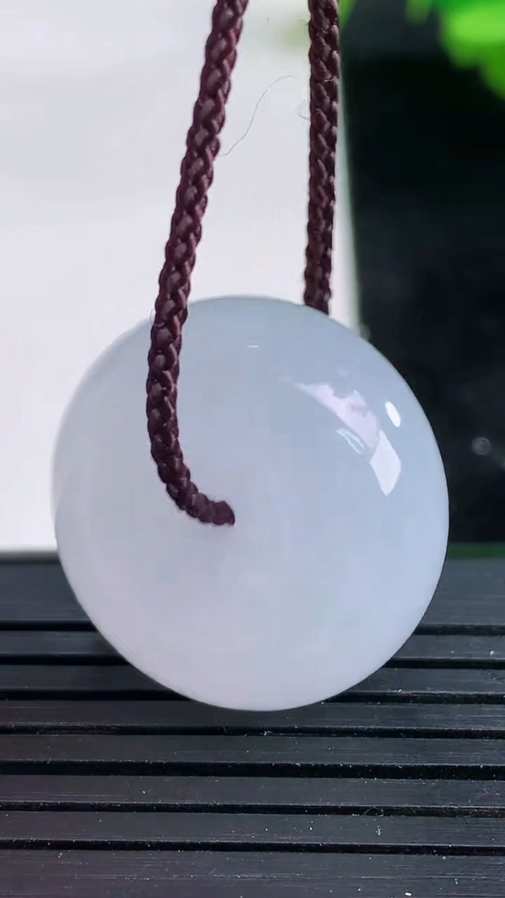 天然A货翡翠紫罗兰路路通吊坠尺寸23.2-11.4重量:13.29g
3月26日