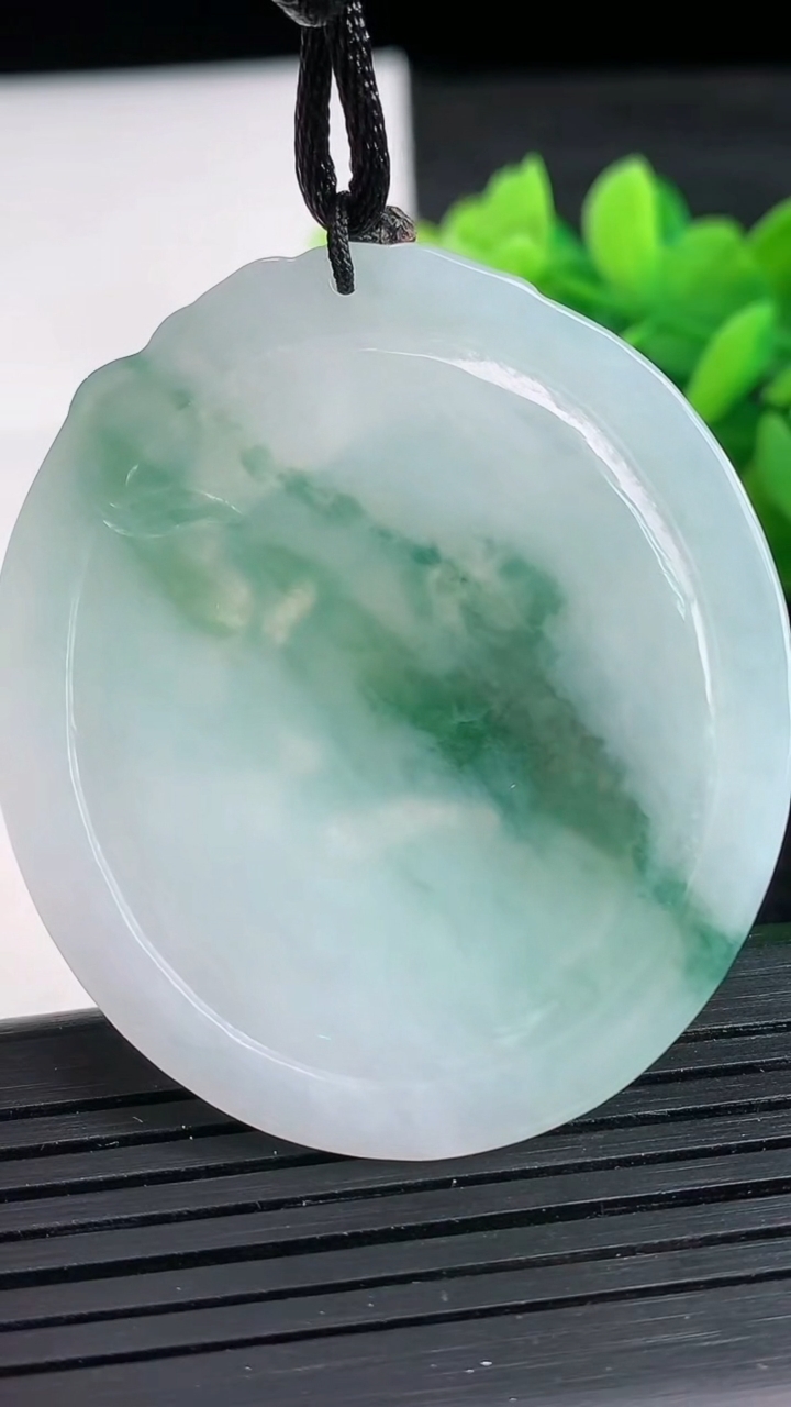 天然A货翡翠飘花生肖羊吊坠尺寸48.7-43.1-5.7重量:20.56g
3月26日