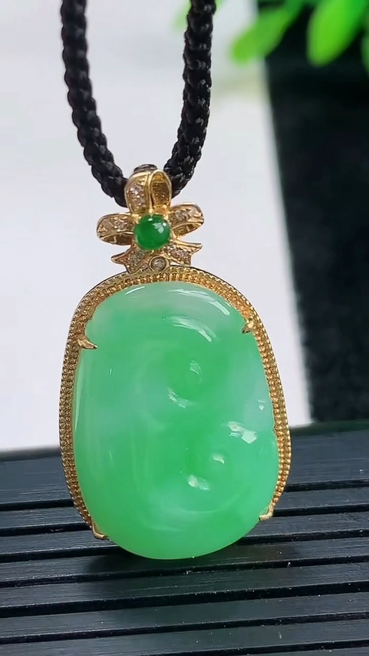 天然A货翡翠如意吊坠尺寸32.1-17.1-4.6裸石22.4-15.1重量:4.39g
3月26日