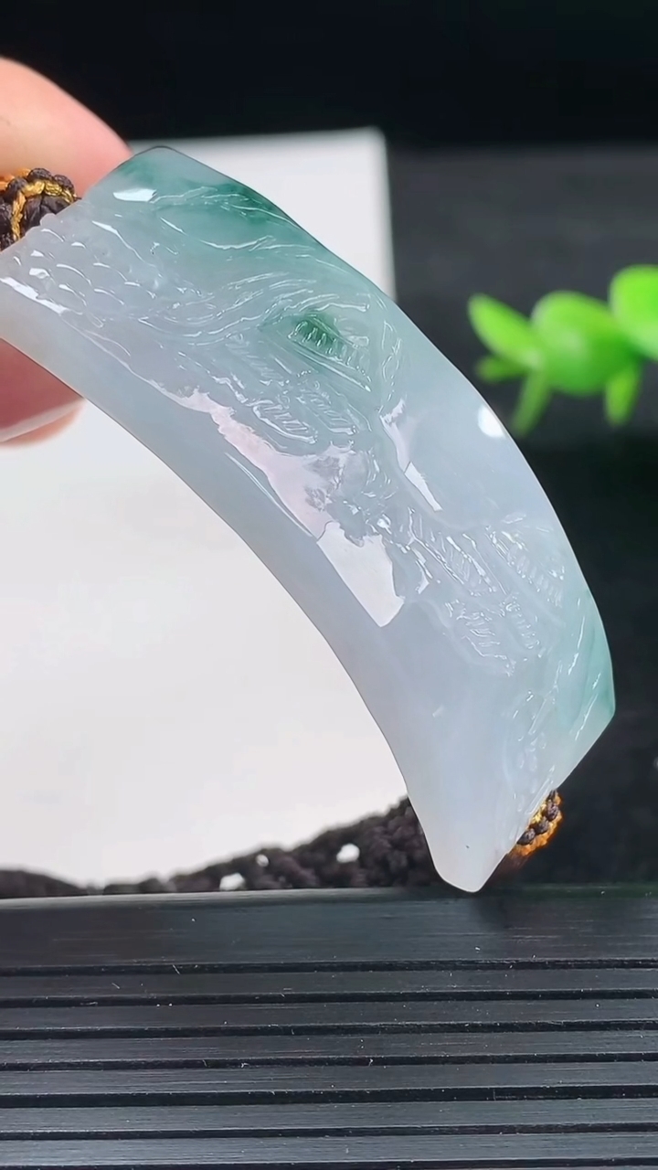 天然A货翡翠牌手牌尺寸49.1-16.9-6.7重量:20.86g
3月26日