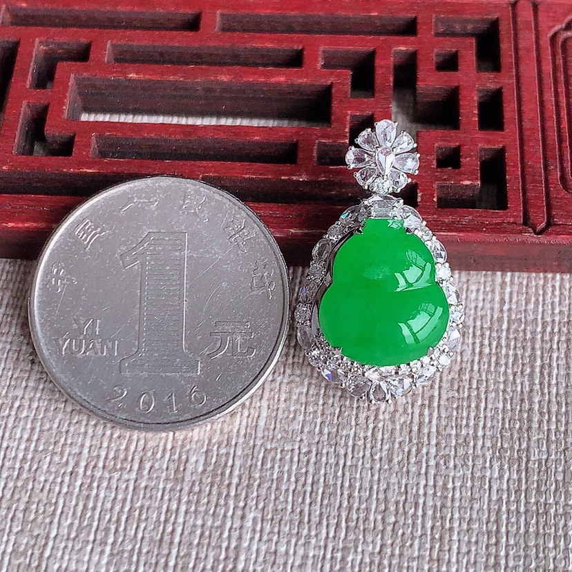 天然A货翡翠18K金伴钻镶嵌阳绿葫芦吊坠 
尺寸26.5-15.8-10裸石13-11.5mm 重量4.08g 0324