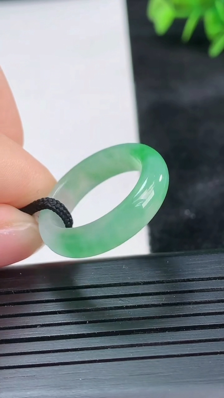 天然A货翡翠指环戒指尺寸17.9-5.4-3.3重量:3.82g2026年3月26日
工厂直销收藏佳品,种好水足，色泽均匀，有种有色，上手高大气！