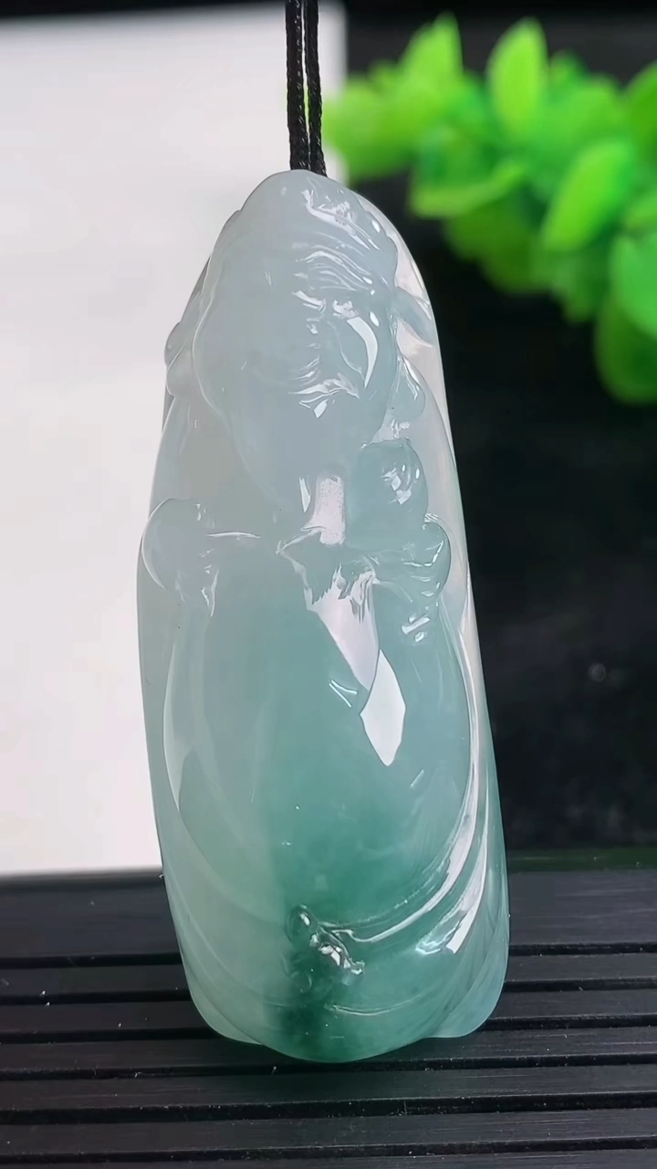 天然A货翡翠飘花财神爷吊坠尺寸49-19.4-12.8重量:22.18g
3月26日