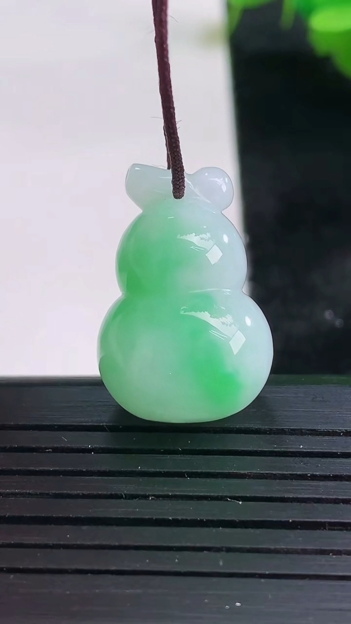 天然A货翡翠葫芦吊坠尺寸23.6-15.9-12.8重量:8.05g
3月26日