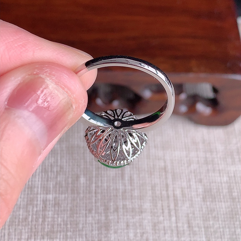 天然A货翡翠18K金伴钻镶嵌阳绿蛋面戒指 圈口17.5裸石
尺寸10.8-9.2mm 重量4.38g 0324